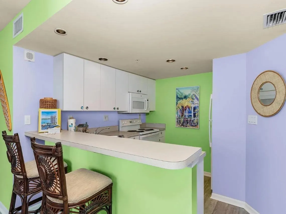 Perfect Island Escape - Beach, Pool, Restaurant & More! -fmb-condo Island Oasis - Roelens * Fort Myers Beach