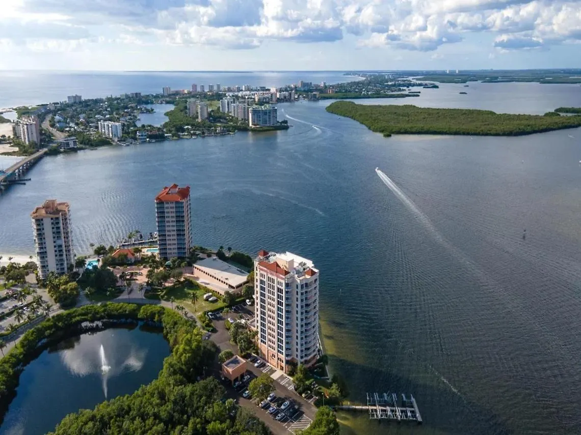 Perfect Island Escape - Beach, Pool, Restaurant & More! -fmb-condo Island Oasis - Roelens Fort Myers Beach