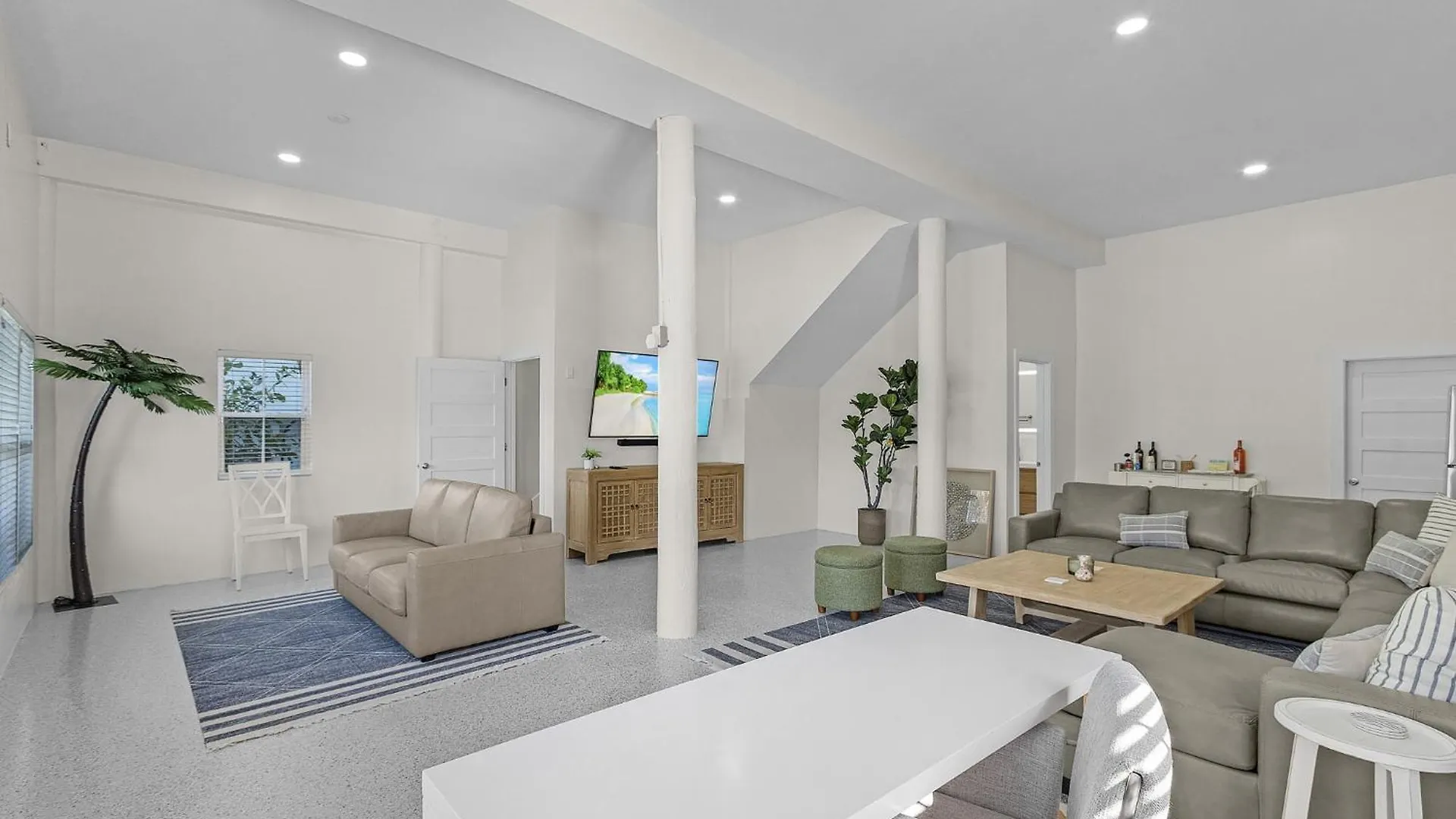 Canal Front W/ Heated Pool, 3 Bedroom Free Parking * Fort Myers Beach