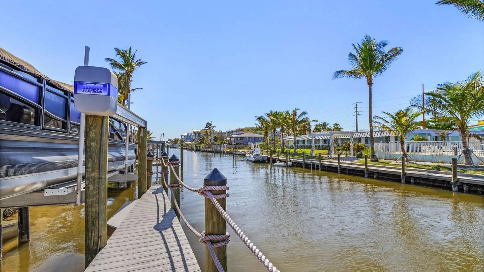 Canal Front W/ Heated Pool, 3 Bedroom Free Parking * Fort Myers Beach