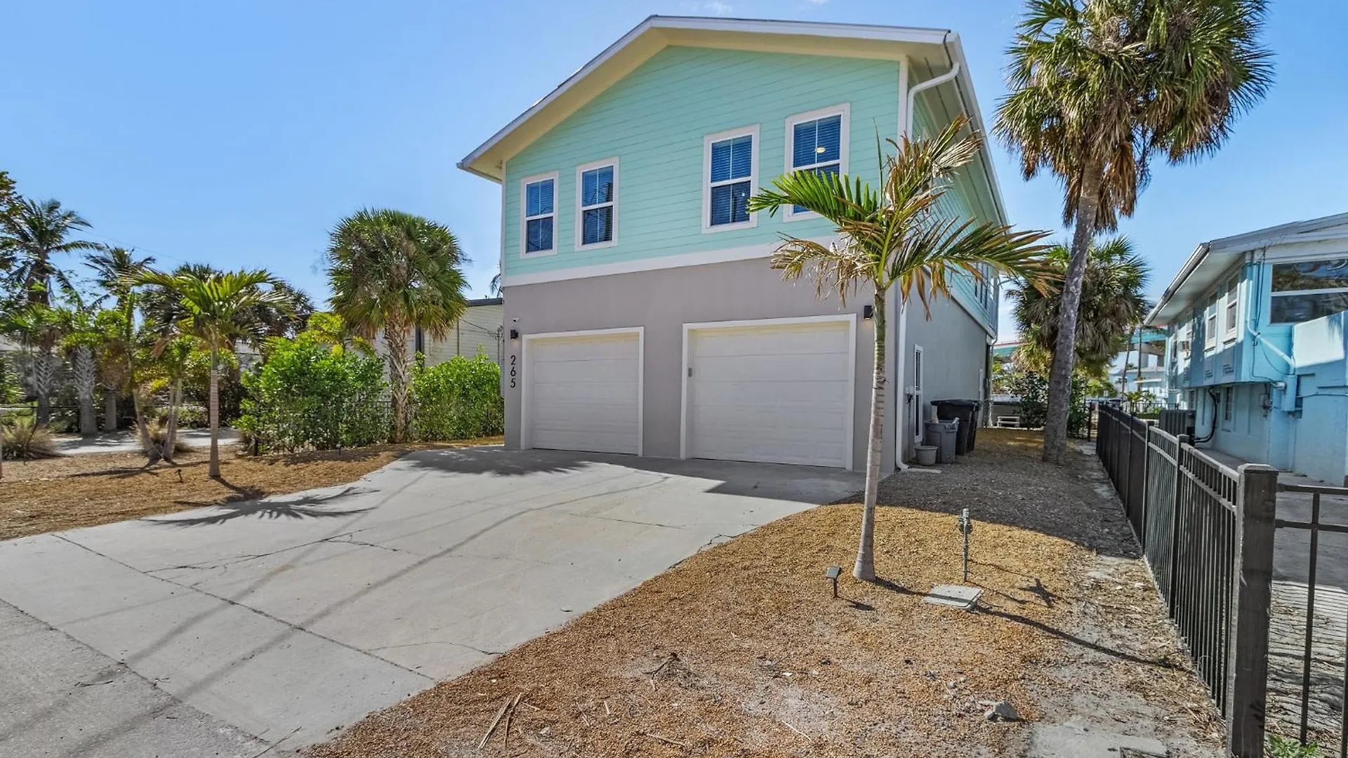 Canal Front W/ Heated Pool, 3 Bedroom Free Parking Holiday home