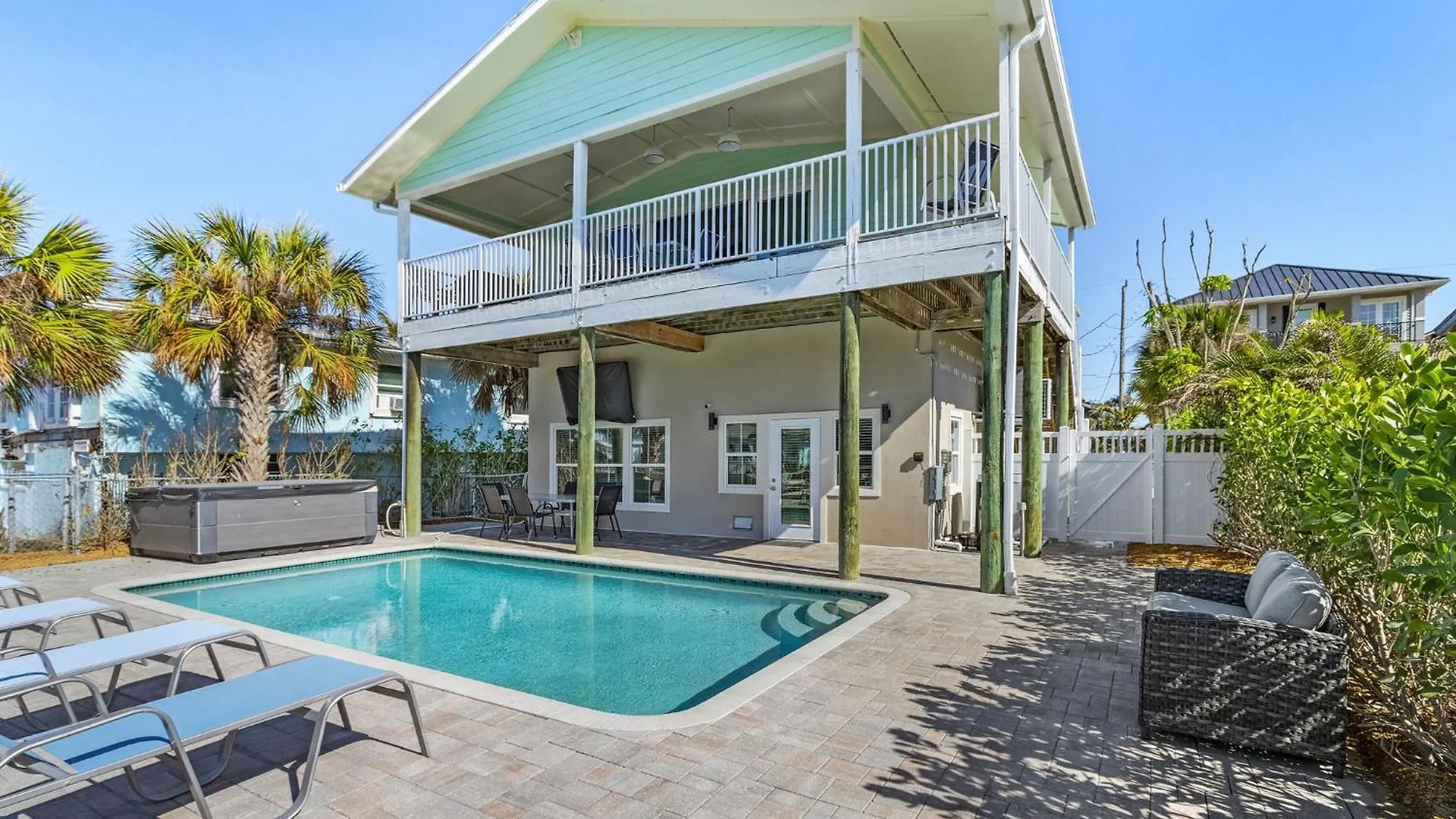 Holiday home Canal Front W/ Heated Pool, 3 Bedroom Free Parking
