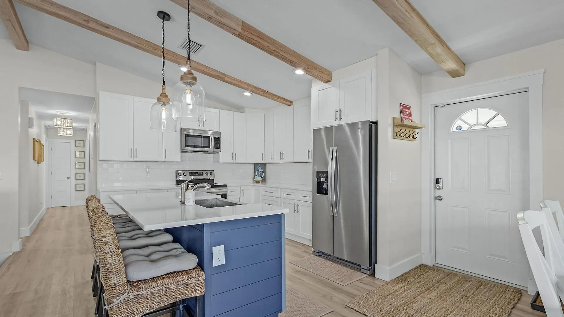 Canal Front W/ Heated Pool, 3 Bedroom Free Parking Holiday home Fort Myers Beach