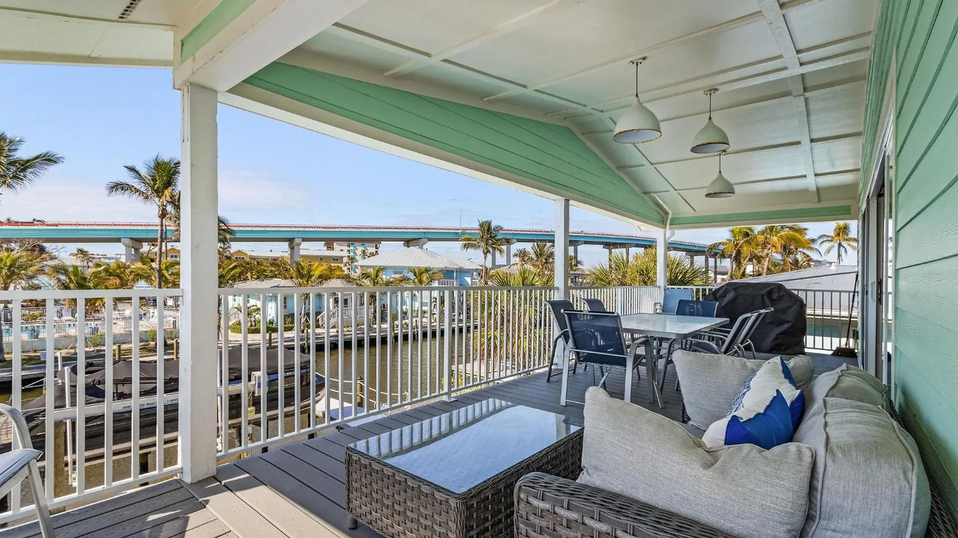 Canal Front W/ Heated Pool, 3 Bedroom Free Parking *