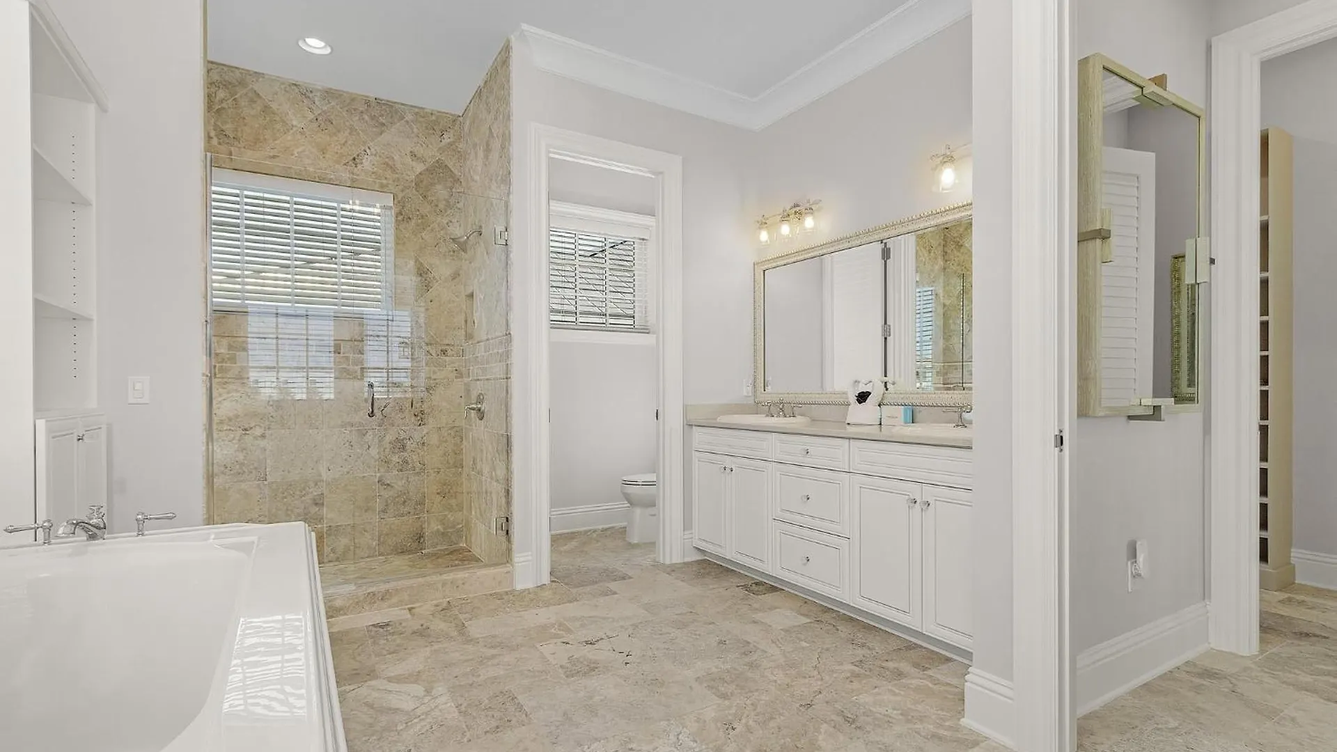 260 Coastal Luxe Retreat 5bd/4.5ba, Pool & Spa, Water Views Semesterbostad Fort Myers Beach