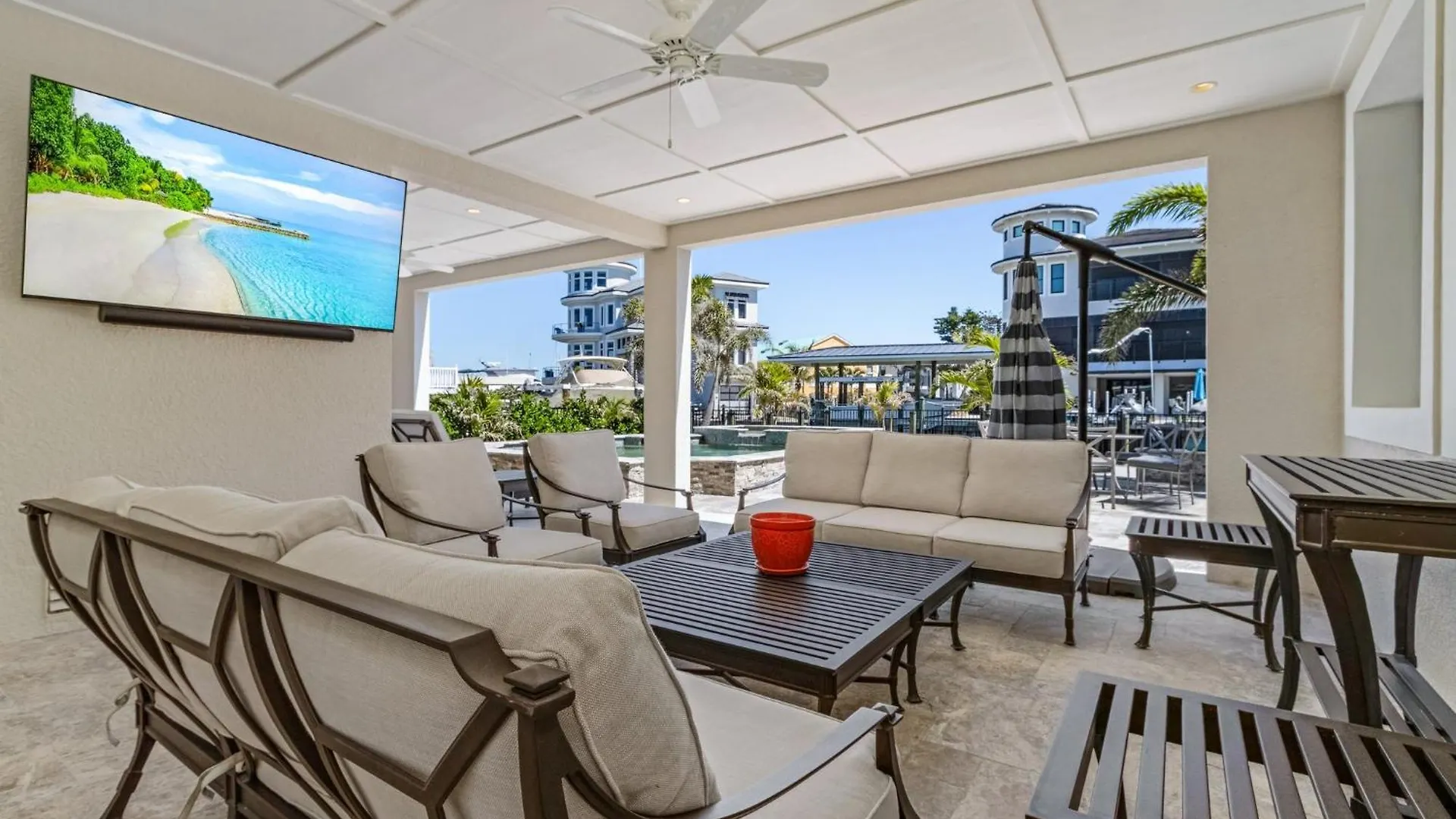 Semesterbostad 260 Coastal Luxe Retreat 5bd/4.5ba, Pool & Spa, Water Views *