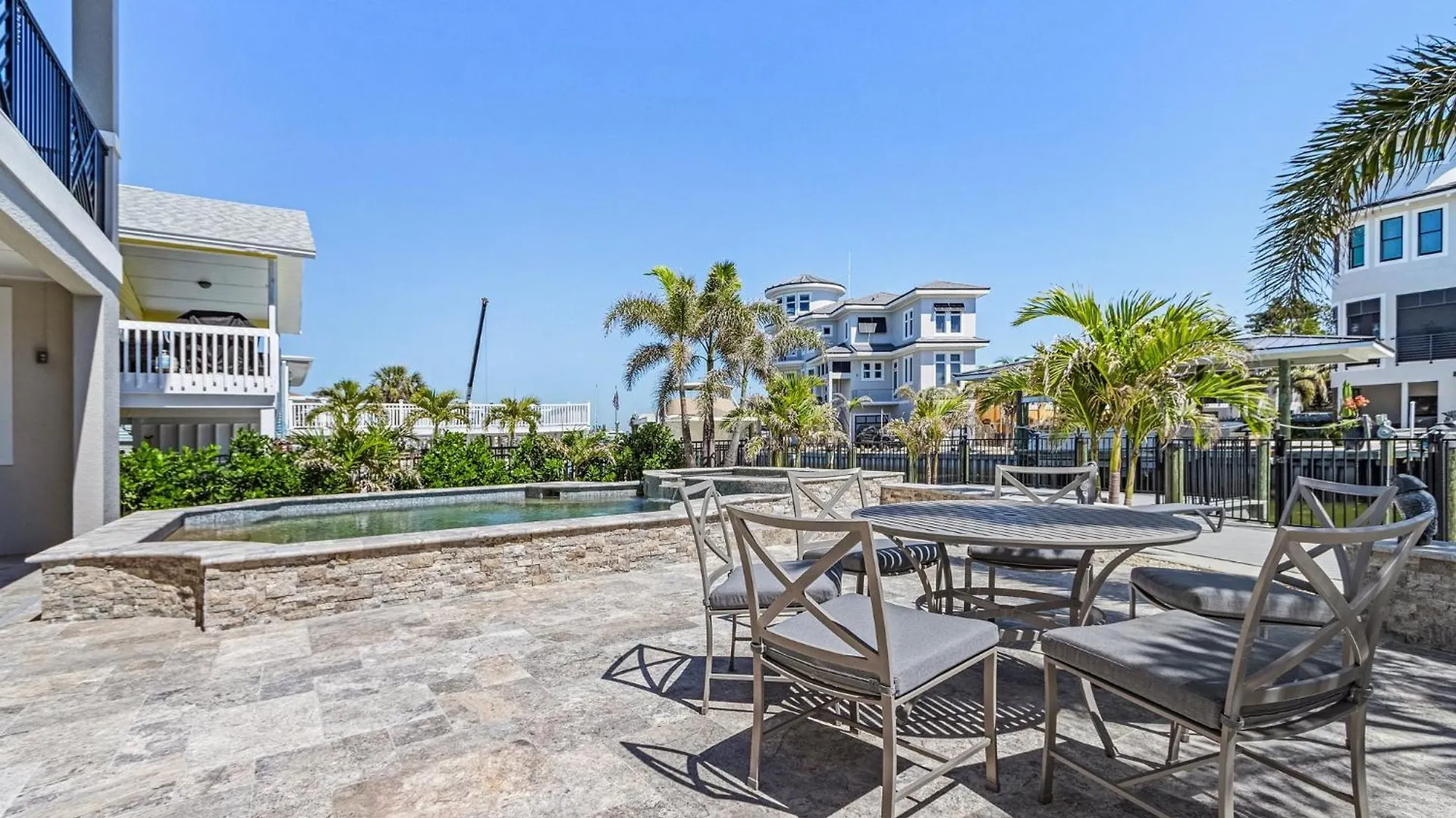 260 Coastal Luxe Retreat 5bd/4.5ba, Pool & Spa, Water Views Semesterbostad Fort Myers Beach