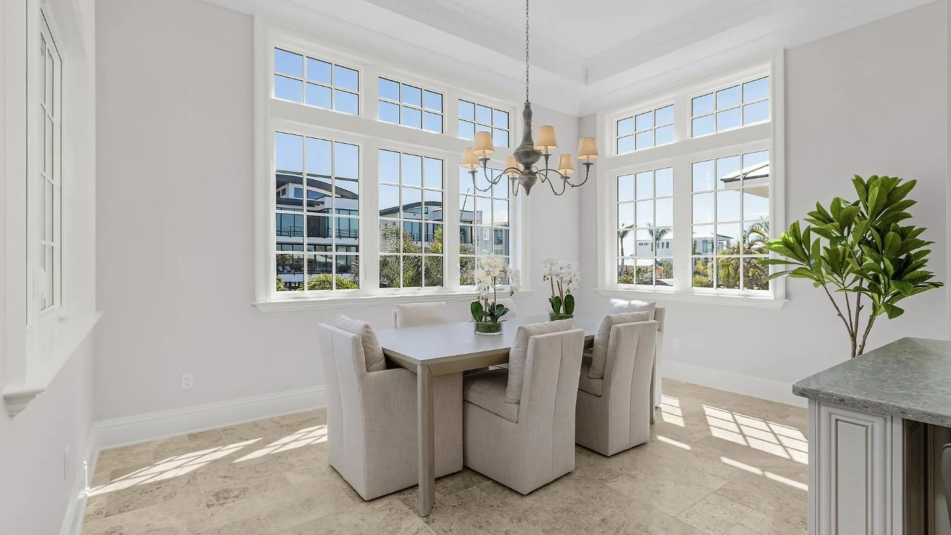 Semesterbostad 260 Coastal Luxe Retreat 5bd/4.5ba, Pool & Spa, Water Views Fort Myers Beach