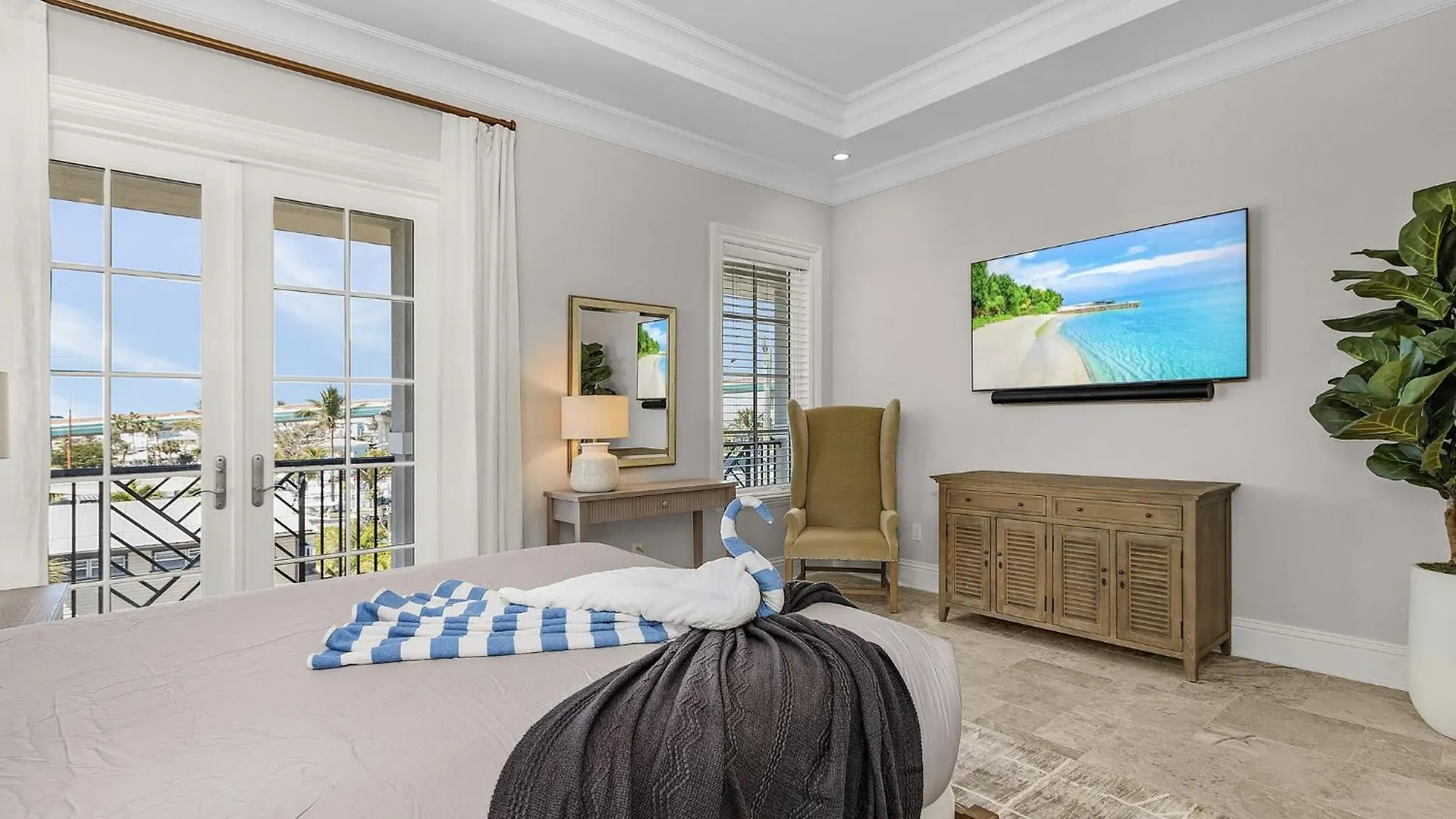 260 Coastal Luxe Retreat 5bd/4.5ba, Pool & Spa, Water Views Semesterbostad