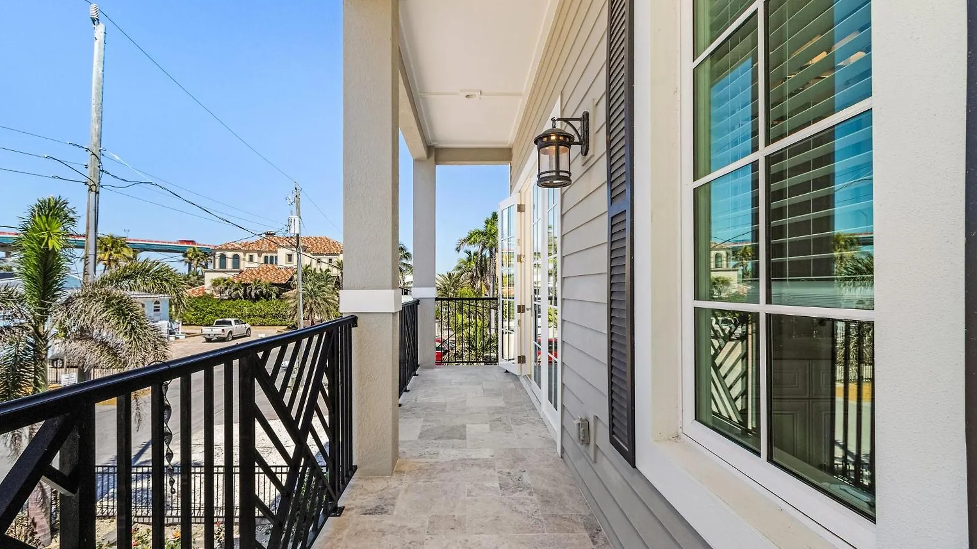 Semesterbostad 260 Coastal Luxe Retreat 5bd/4.5ba, Pool & Spa, Water Views