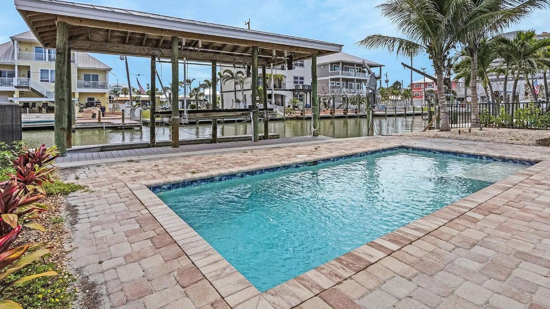 Semesterbostad 218 Oasis On Ohio: Stunning Pool W/ Dock Access! Fort Myers Beach