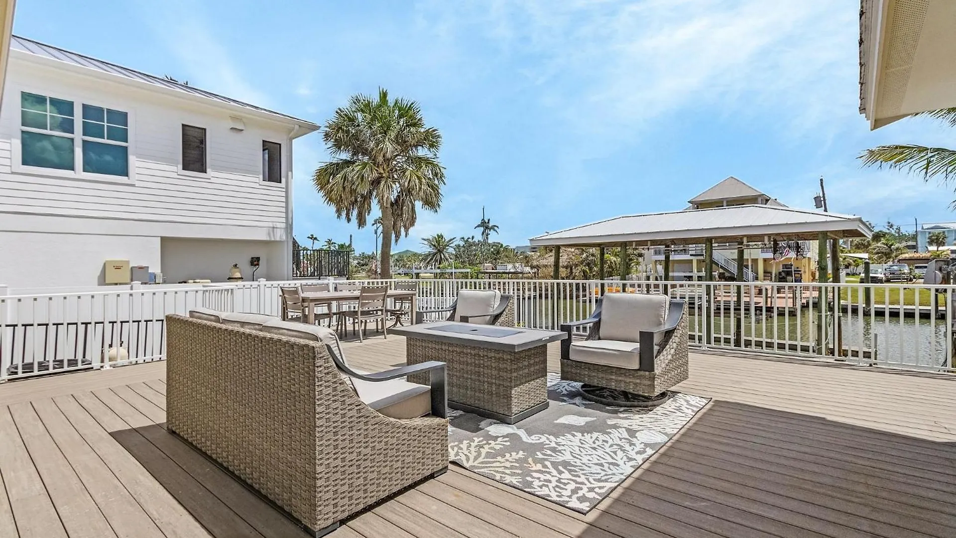 218 Oasis On Ohio: Stunning Pool W/ Dock Access! Fort Myers Beach