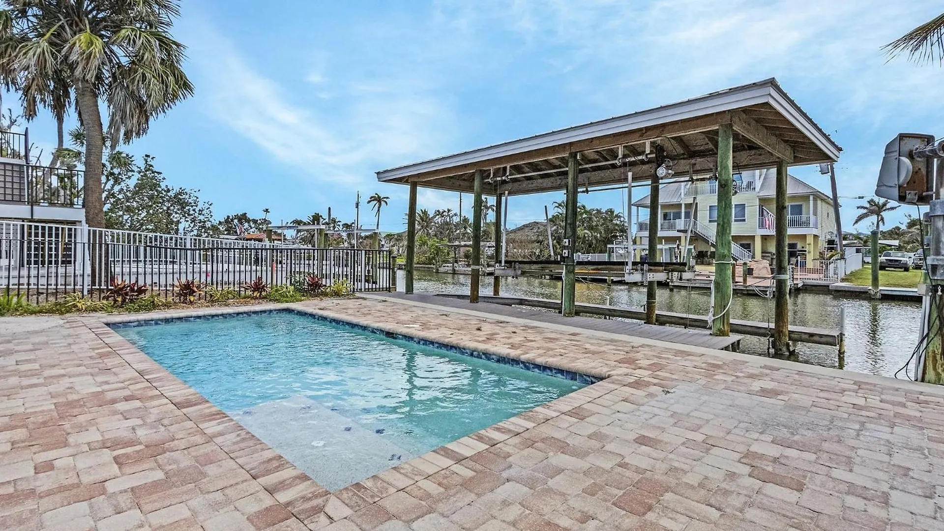 218 Oasis On Ohio: Stunning Pool W/ Dock Access! Semesterbostad