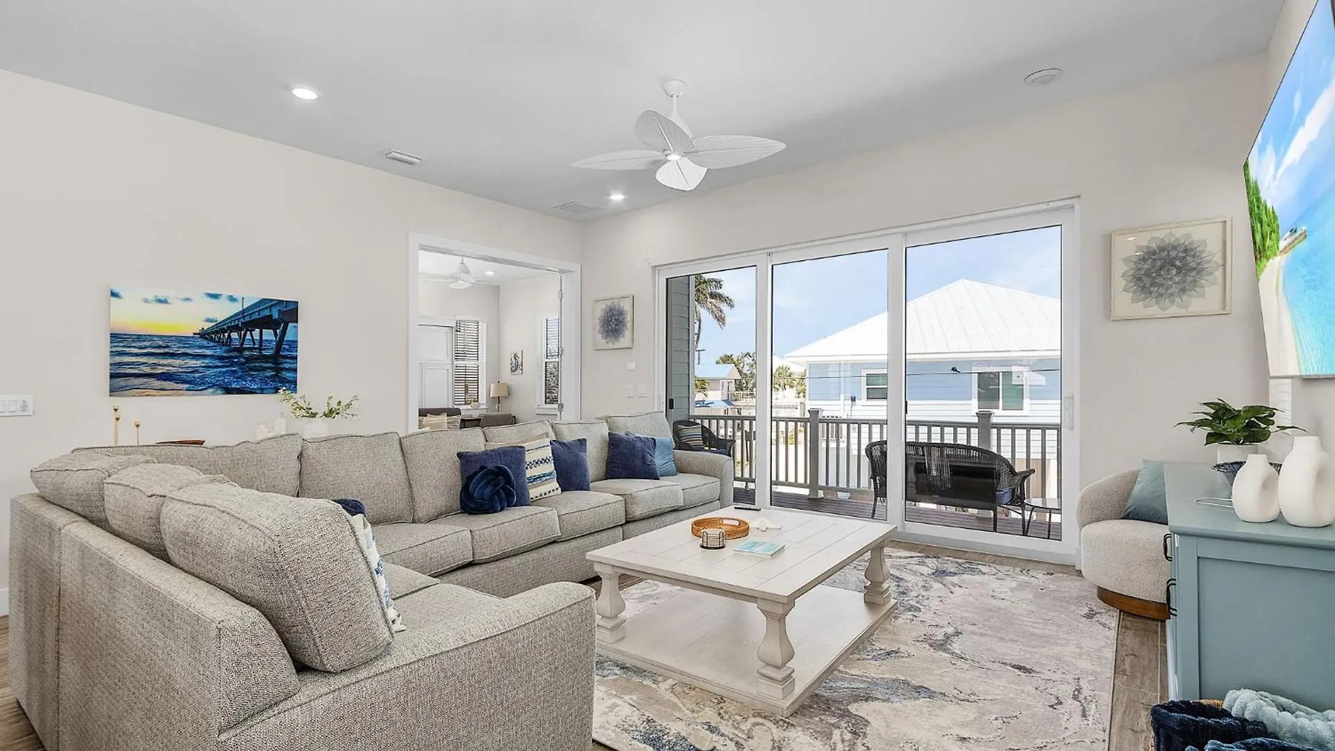 209 Seabreeze Escape: New Spacious 5-bedroom Pool Home! 別荘