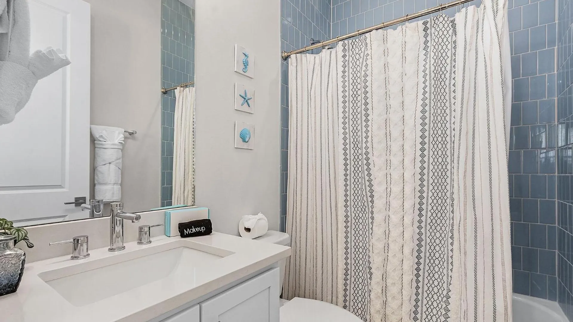 209 Seabreeze Escape: New Spacious 5-bedroom Pool Home! 別荘