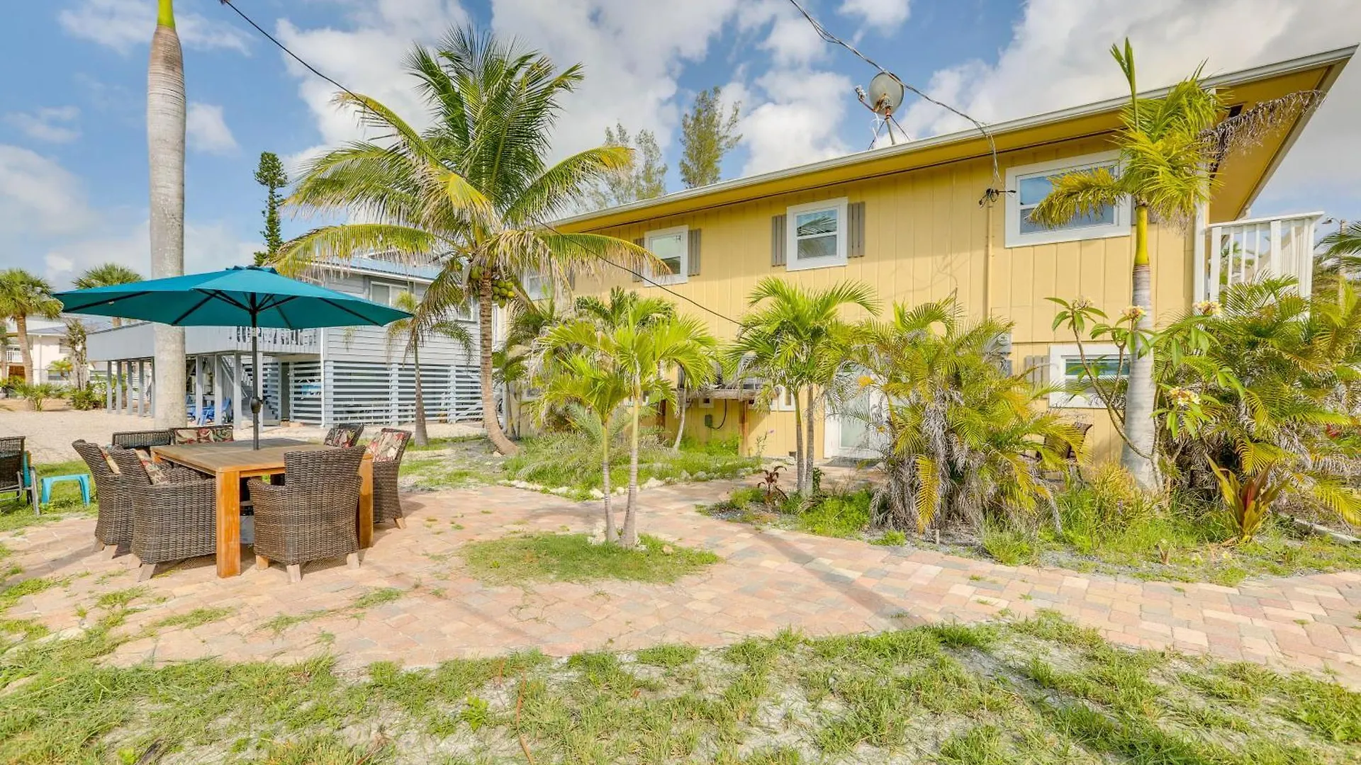 Walk To Family Retreat In Myers Beach! * Fort Myers Beach