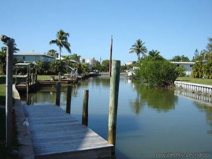 Edgewater Apartment *