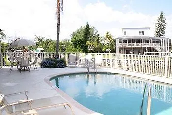 Edgewater Apartment *