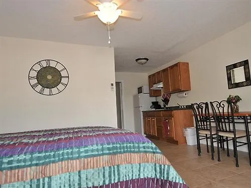 מוטל Latitude 26 Waterfront And Marina 3*