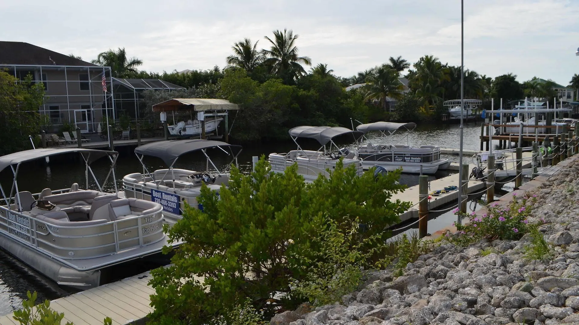 מוטל Latitude 26 Waterfront And Marina