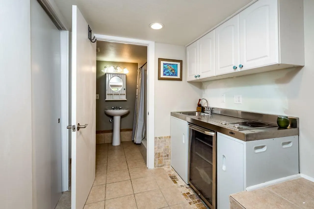 Miramar 124 Lower Unit, Studio, Pool, Wifi, Sleeps 2, Fire Pit * Fort Myers Beach