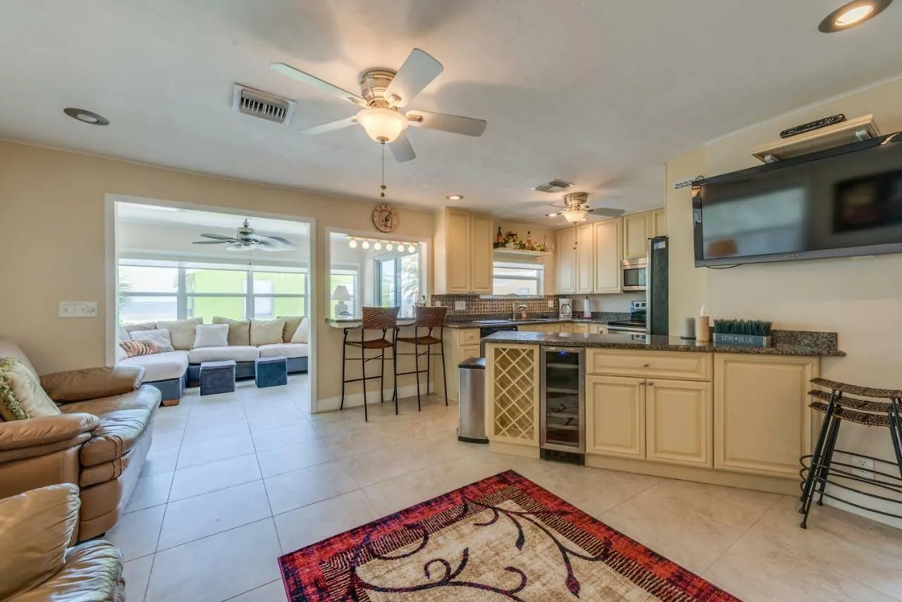 Gulf Beauty, 2 Bedrooms, Gulf Side Cottage, Sleeps 4 펜션 *