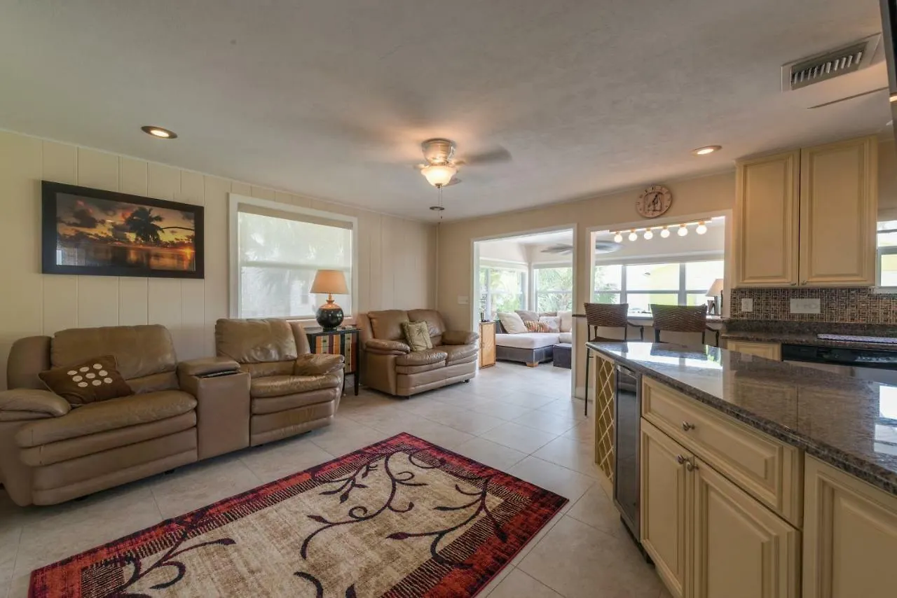 Gulf Beauty, 2 Bedrooms, Gulf Side Cottage, Sleeps 4 펜션 포르 마이어스 비치