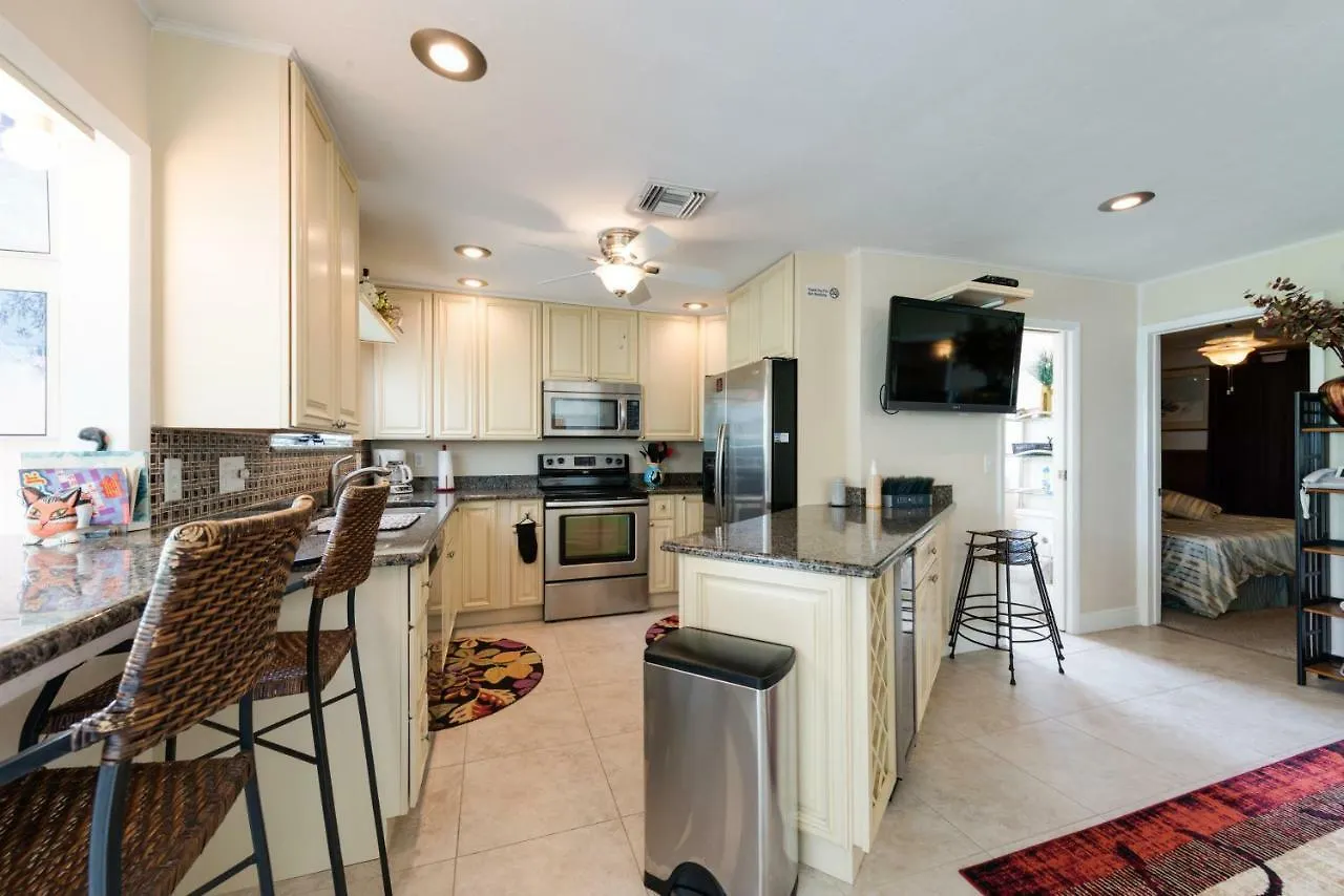 Gulf Beauty, 2 Bedrooms, Gulf Side Cottage, Sleeps 4 펜션 *