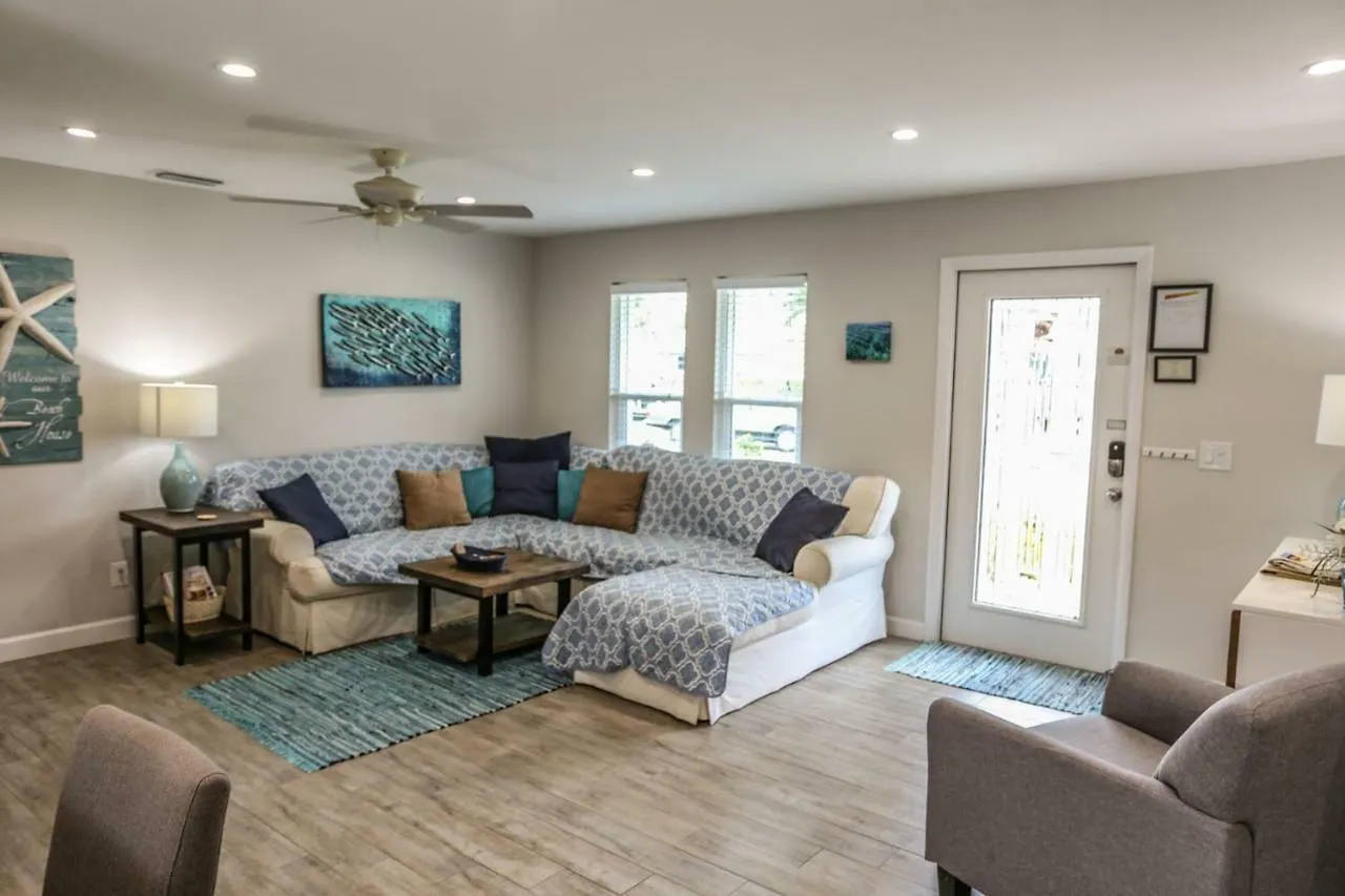 44 Fairview Blvd. - M *