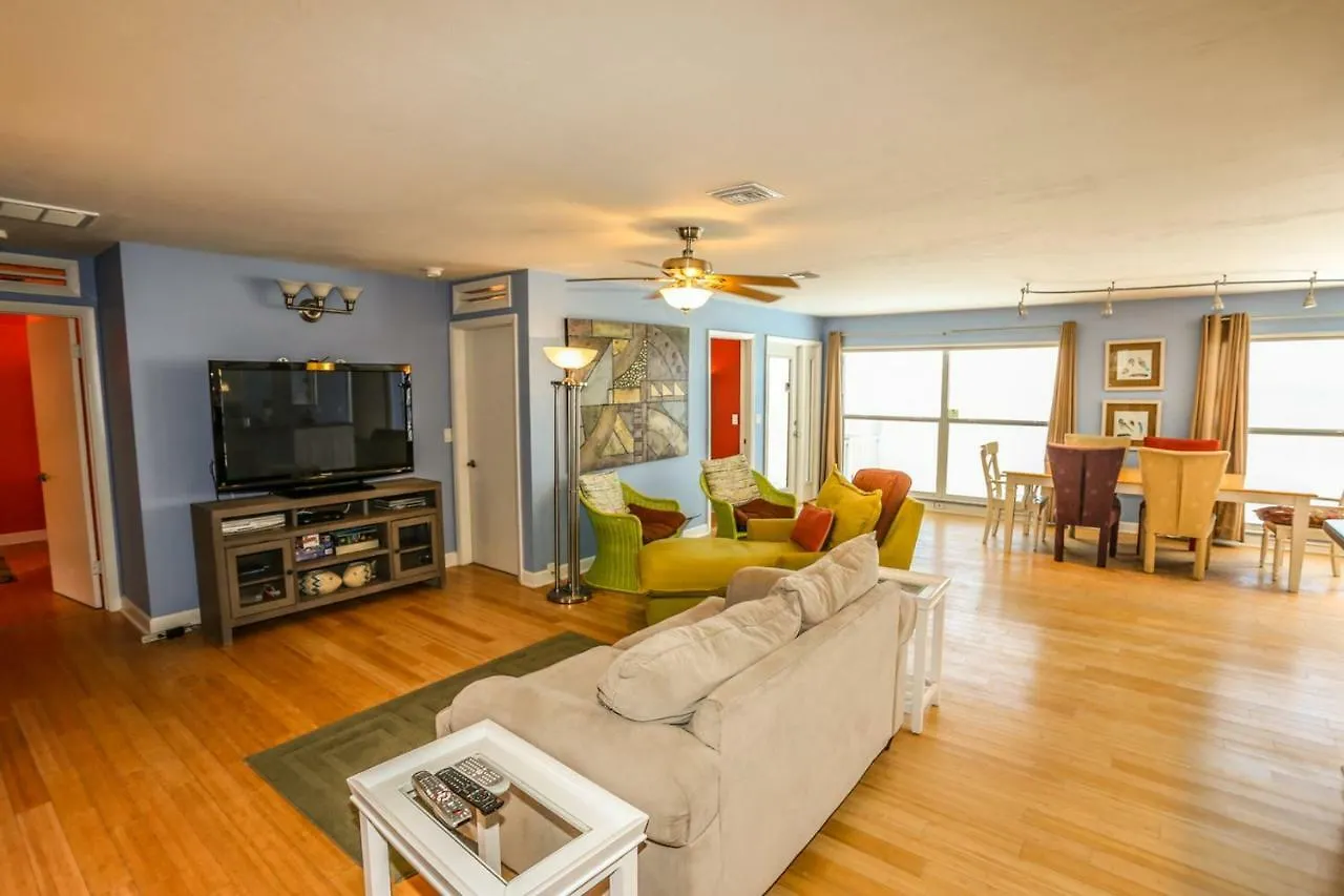 بيت للعطل 4000 Estero Blvd. *