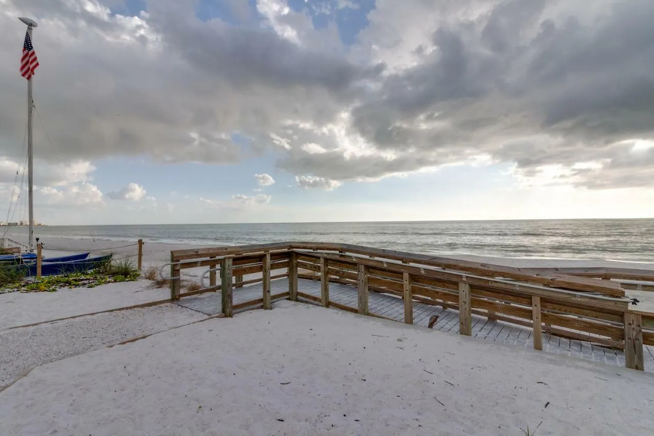 Whitecap Beachfront Splendor דירה *