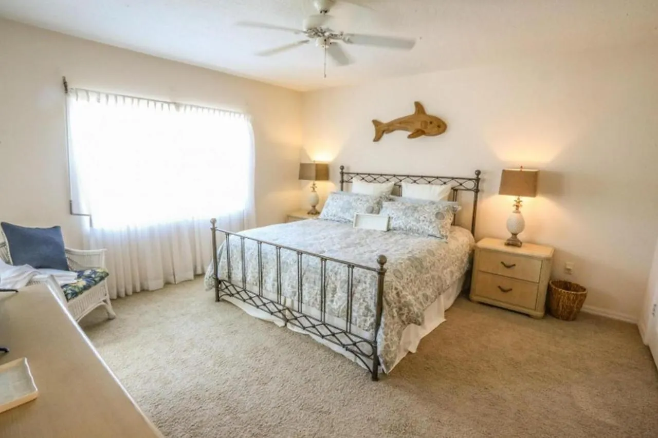 Hibiscus Point 821