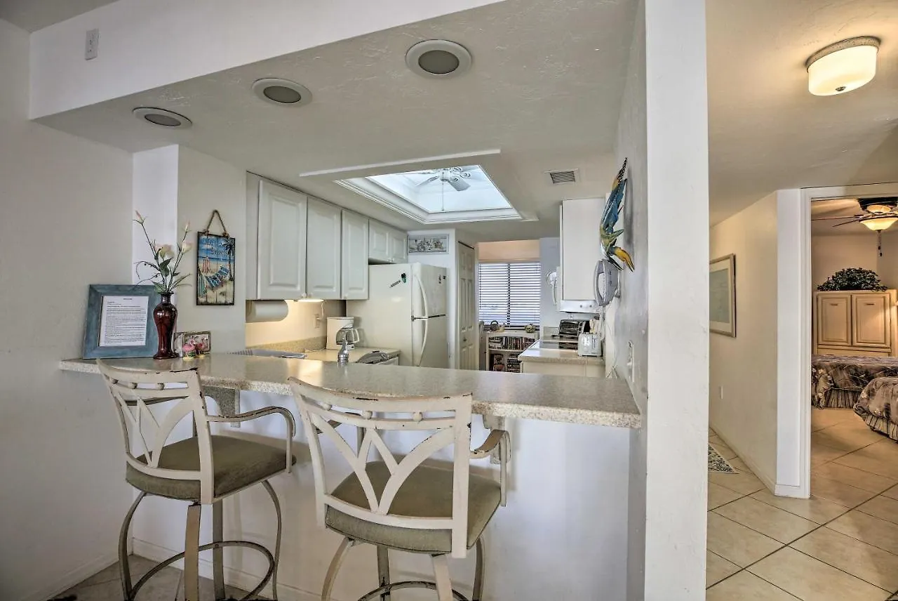 Luxe Beachfront Family With Pool Access And Views Appartamento