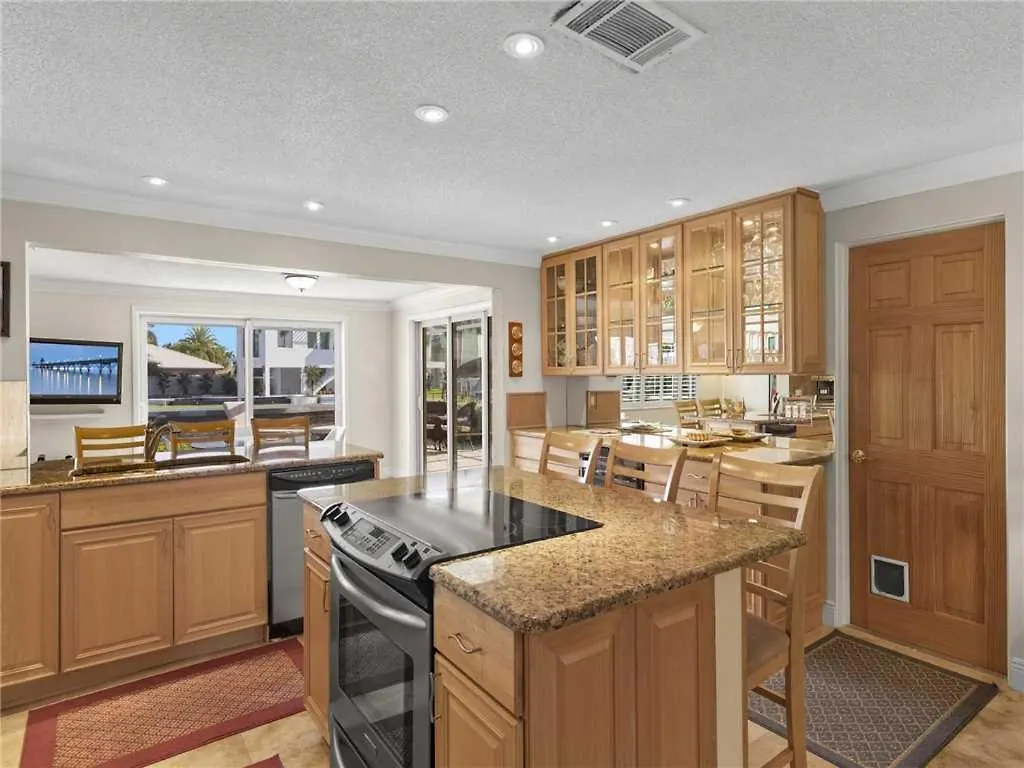 Manatee Cottage, 2 Bedrooms, Private Pool, Boat Dock, Canal, Sleeps 4 Fort Myers Beach